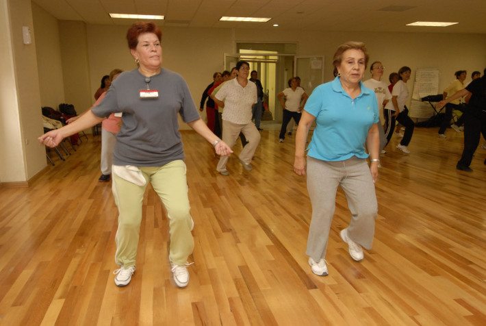 Ancianos bailando