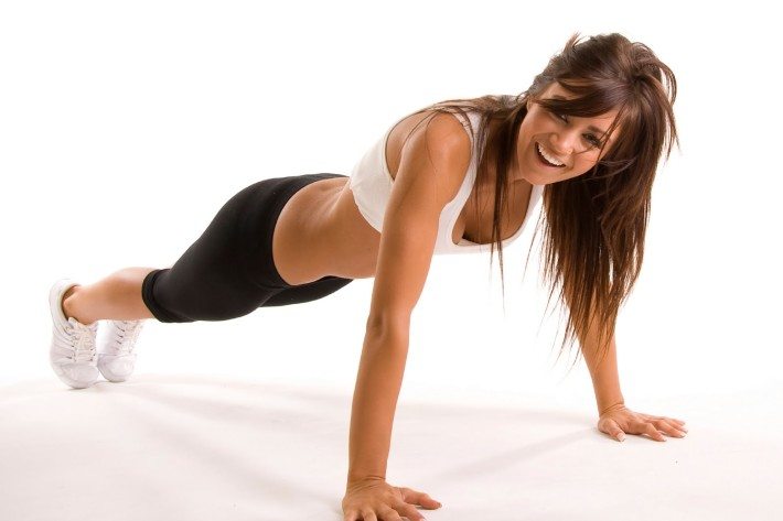 Chica realizando flexiones