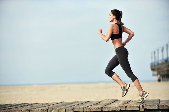 Chica corriendo en la playa