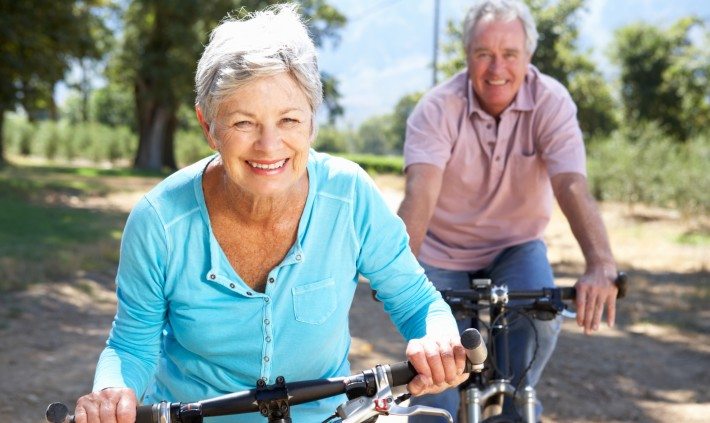 Pareja de tercera edad en bicicleta