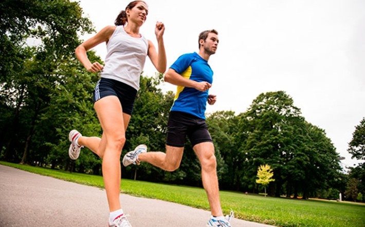 Pareja corriendo