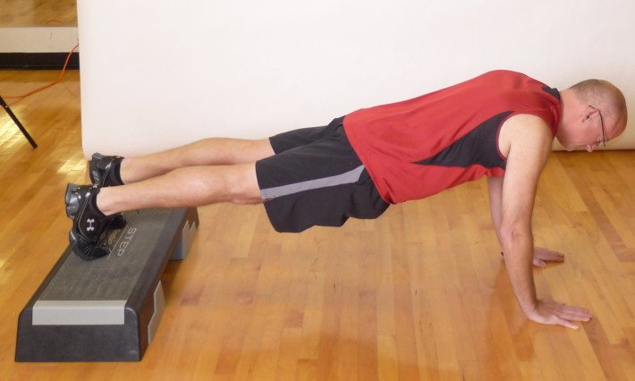flexiones con pies en alto