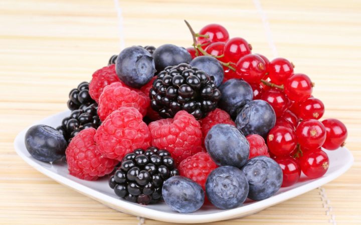 Prepara tu propio snack con algunas bayas 