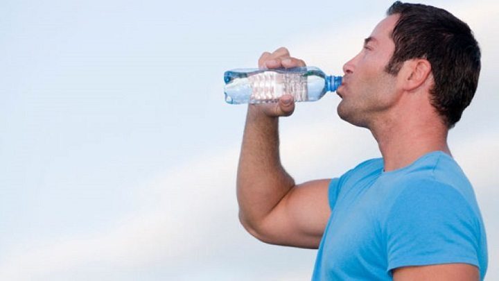 Hombre tomando agua