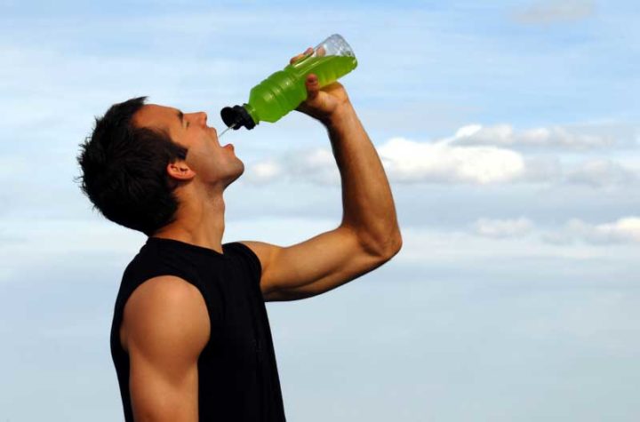 Hombre tomando bebida deportiva