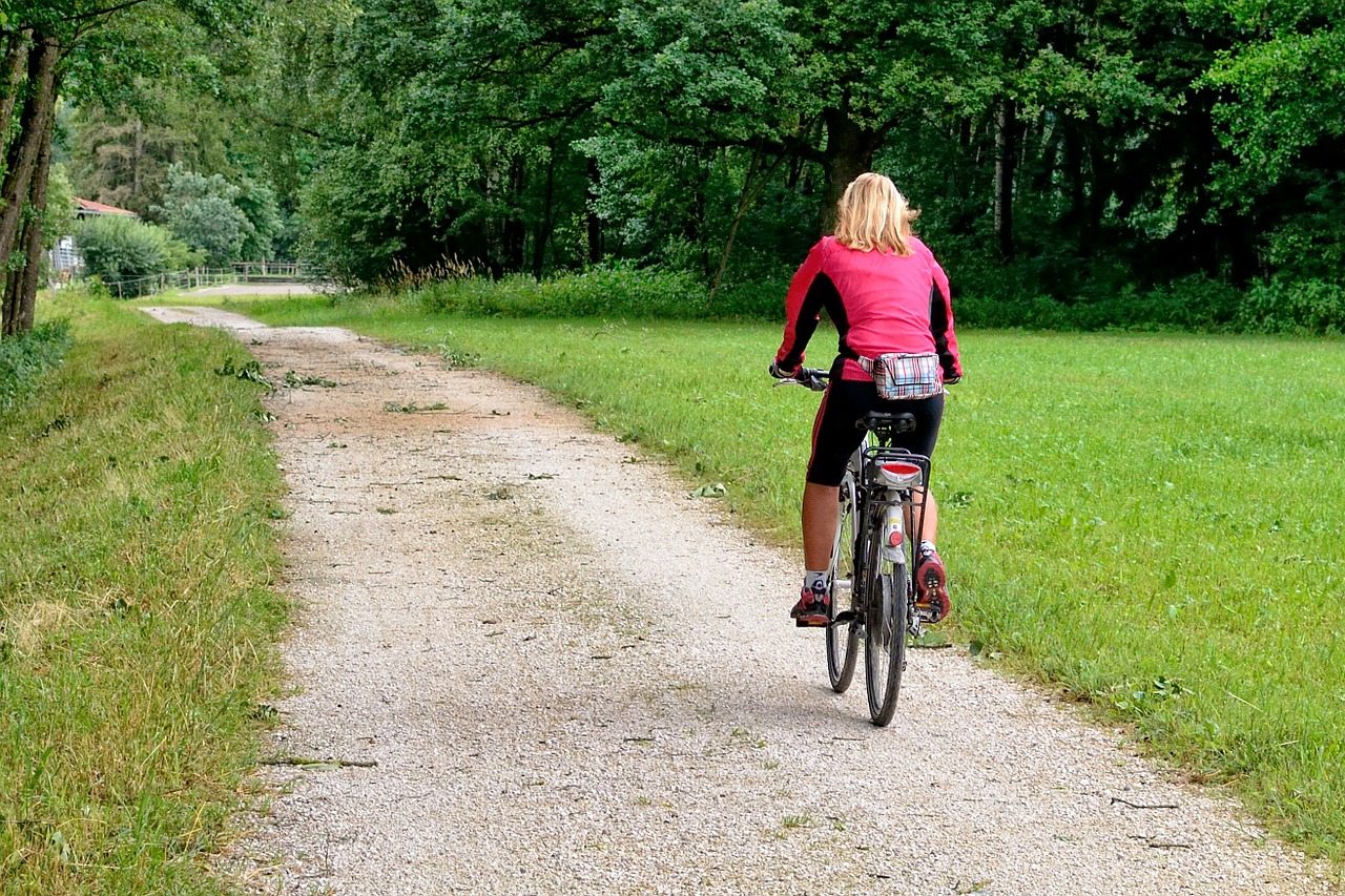 mujer andando en bicicleta
