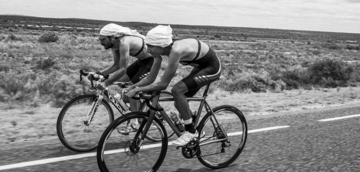 Ciclistas en la carretera