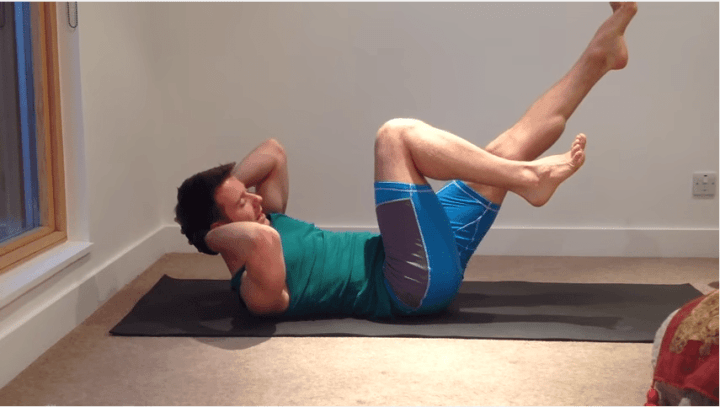 Codos a rodilla pose de yoga