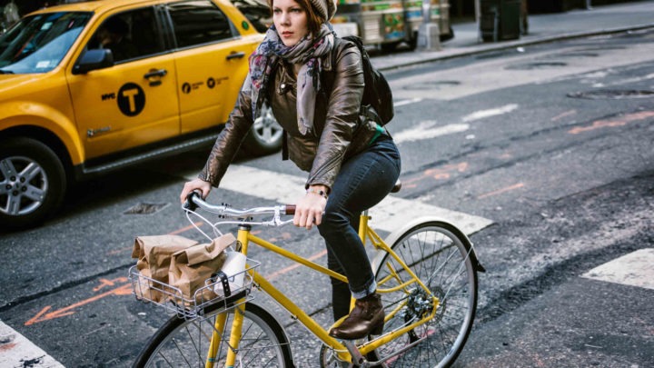 Mujer en bicicleta 