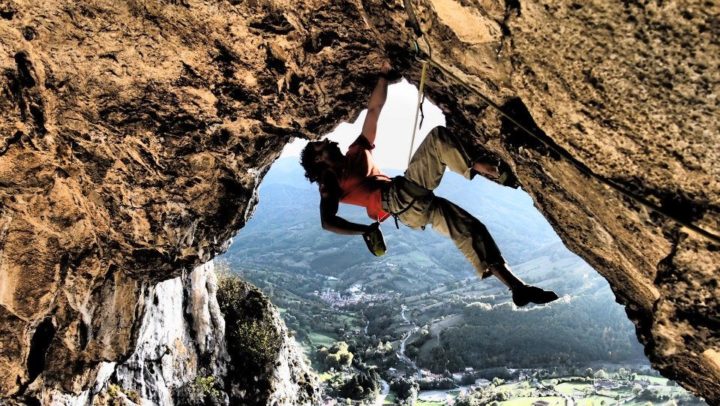 Practicar escalada para quemar más calorías