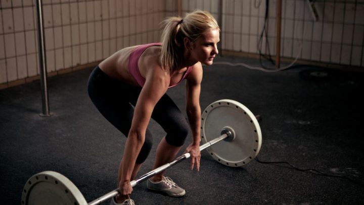 Cómo debe una mujer entrenar la fuerza