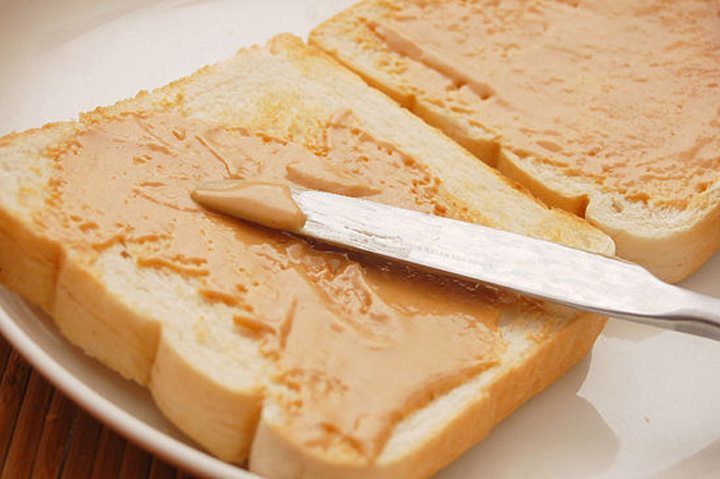 snacks de pan con mantequilla de cacahuete