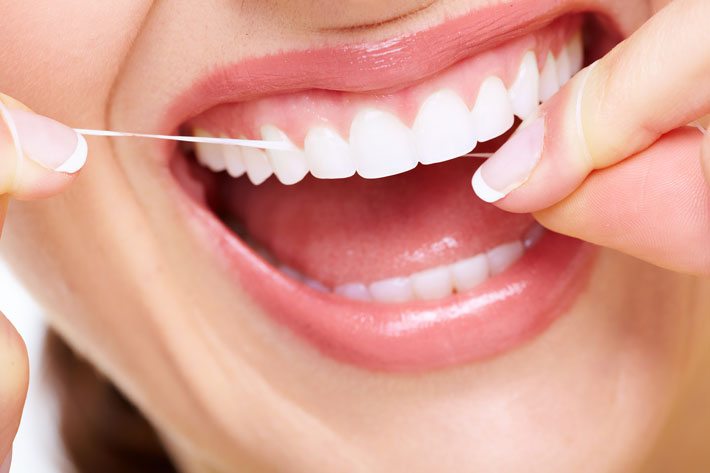 hilo dental para cuidar tus dientes