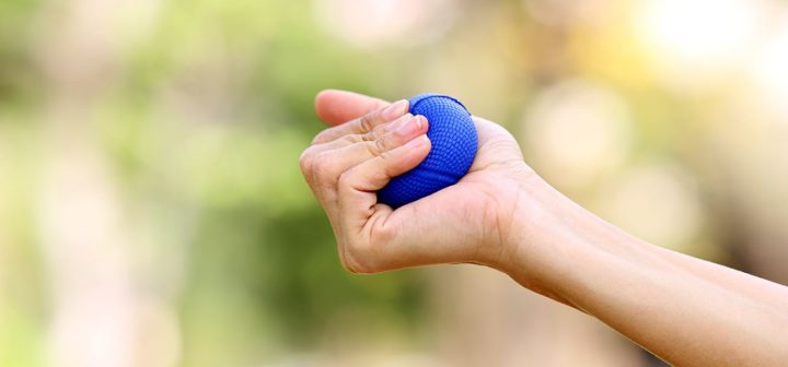 Apretar con la pelota, para fortalecer la muñeca