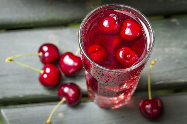 beneficios del jugo de cereza