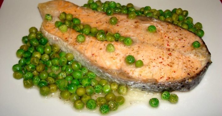 Salmón con guisantes, una fuente rica en Omega 3