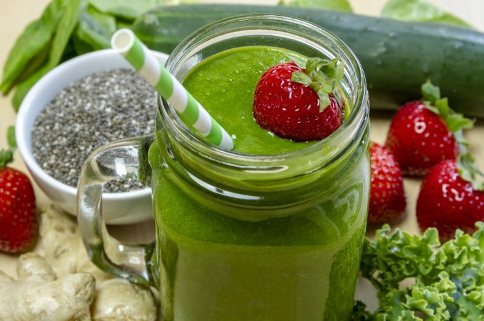 smoothie verde de fresa y granada
