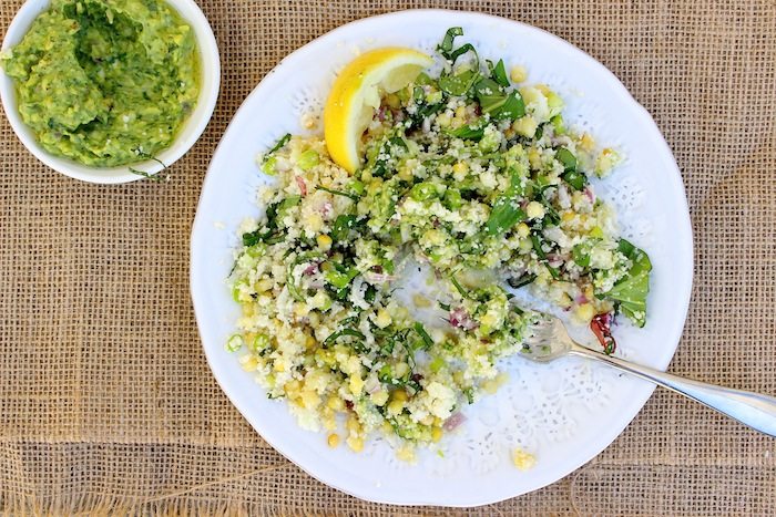 Arroz de coliflor con ensalada de maíz