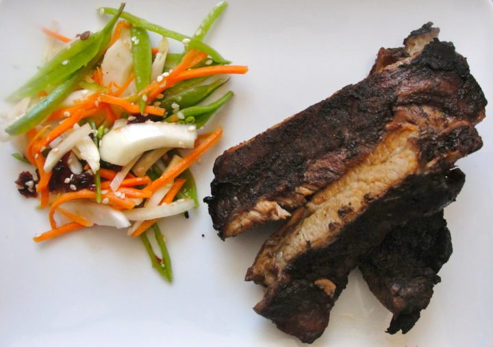 Costilla a la barbacoa con ensalada asiática