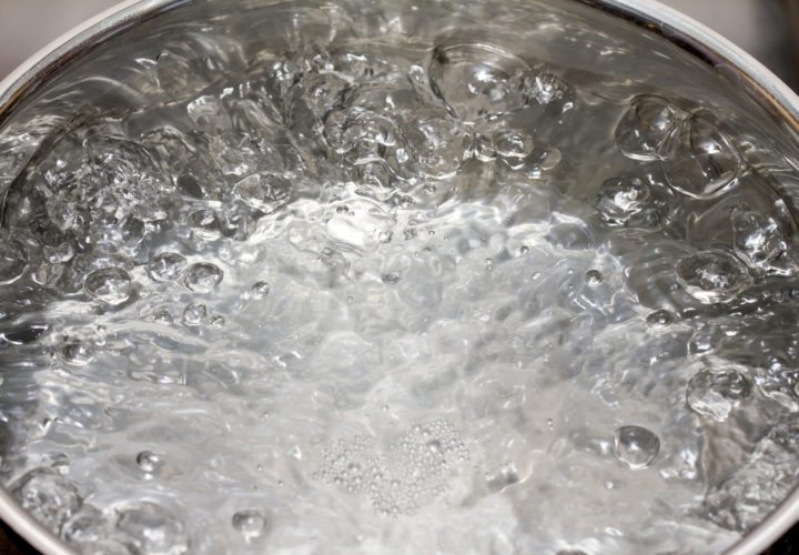 Cómo hacer que el agua entre en ebullición más rápido