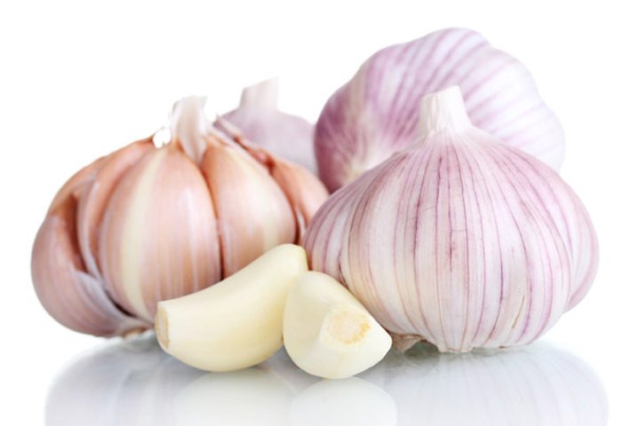 los beneficios de tomar ajo crudo
