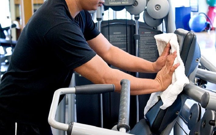 no limpiar aparatos del gimnasio con la toalla