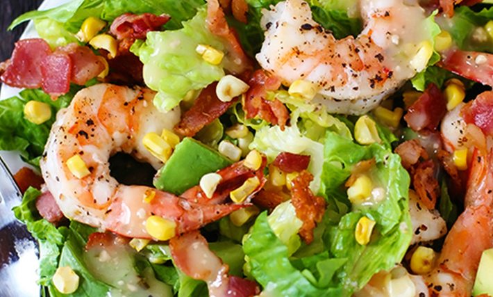 Preparación de ensalada de maíz asado