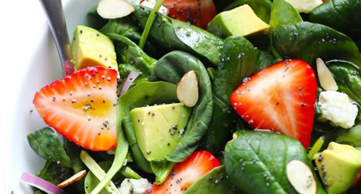 Preparación ensalada de espinacas y fresas