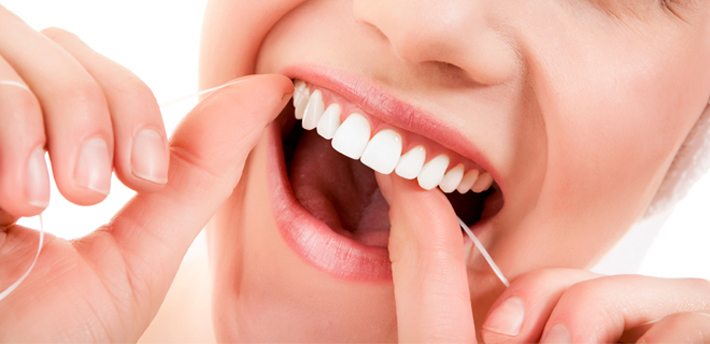 usar hilo dental todos los días para mejorar tu salud general