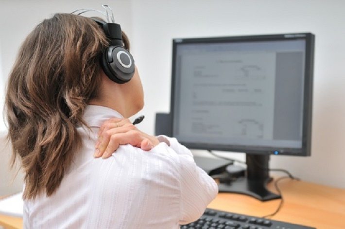 Cómo aliviar dolor de hombros y codos en un trabajo de oficina