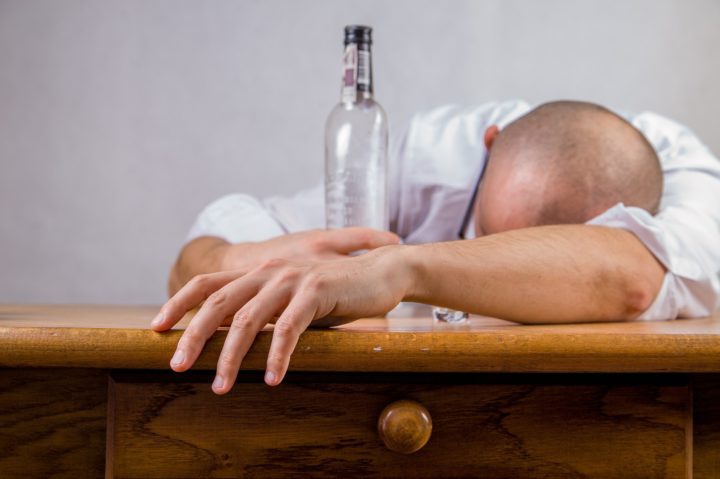 El alcohol puede provocar hiperactividad cerebral por la noche