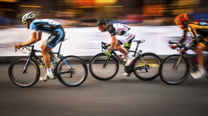 Cómo desarrollar velocidad máxima en ciclismo