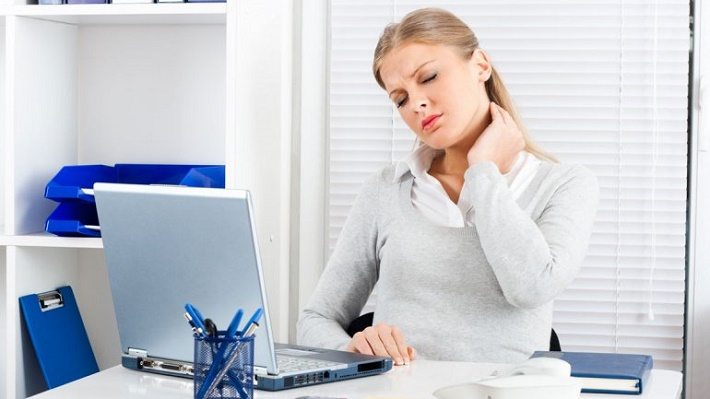 aliviar el dolor de cuello mientras trabajas