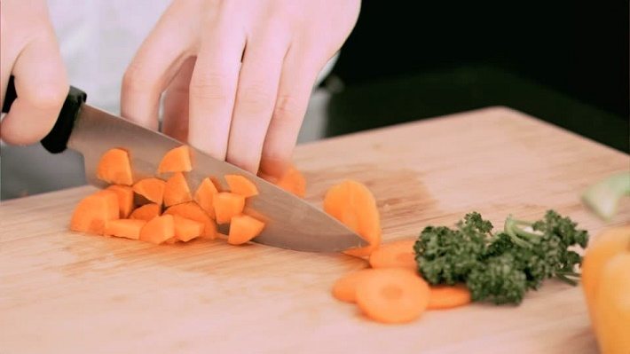 cortar los alimentos de forma delgada para disminuir el tiempo de cocción