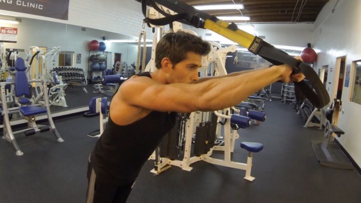 Cómo hacer extensiones de tríceps con TRX