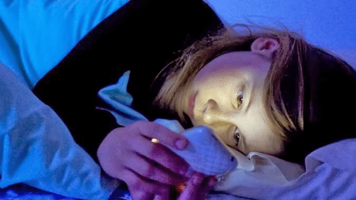 ¿Es malo ver el teléfono móvil antes de ir a dormir?