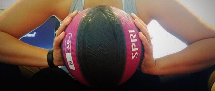 Rutina HIIT con balón medicinal