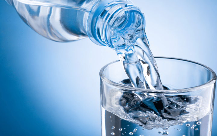 Beber agua corrige desajustes hormonales en los hombres