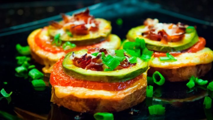 Tostadas de boniato con proteínas y jalapeños