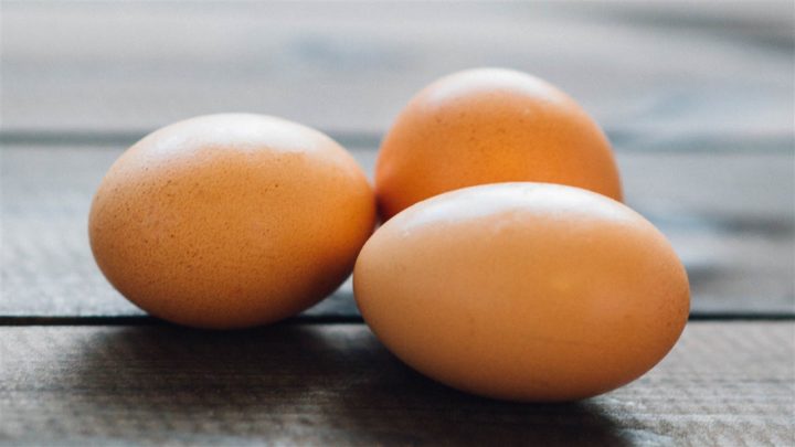 ¿Debo comer claras de huevo o el huevo entero?