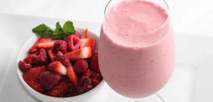 Exquisito batido de proteína de fresas