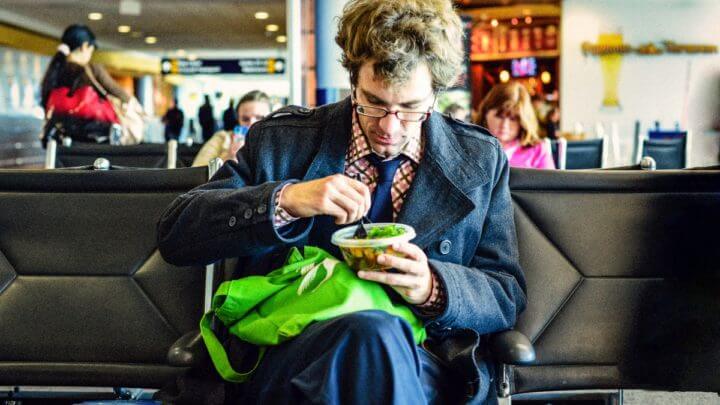 Cómo comer de forma saludable en un viaje 