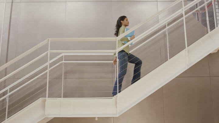 Subir escaleras fortalece tu core