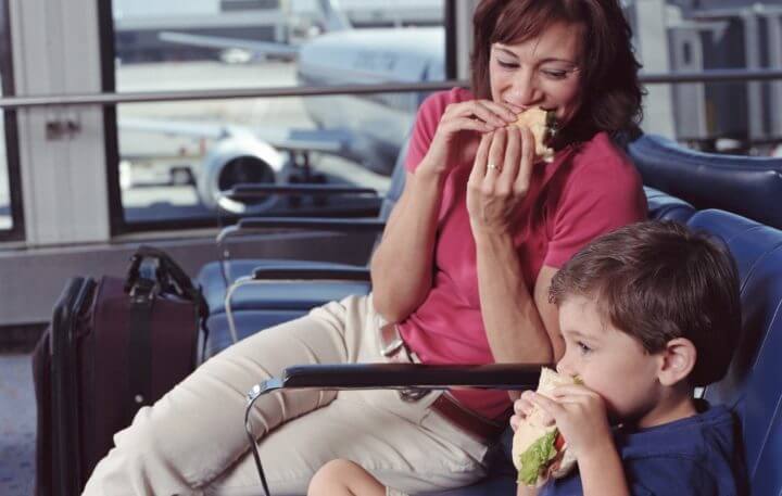 Comer antes de viajar para dormir mejor