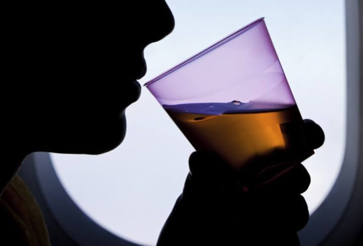 Consecuencias de beber durante un viaje para el sueño