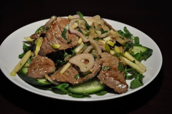 Ensalada de manzana con carne a la parrilla