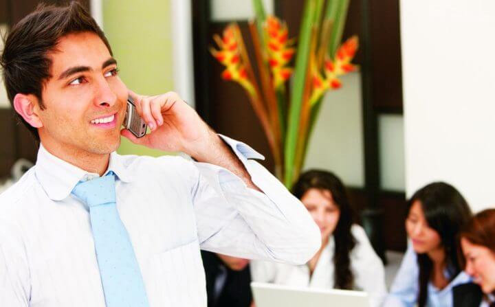Mal hábito de hablar por teléfono en el trabajo