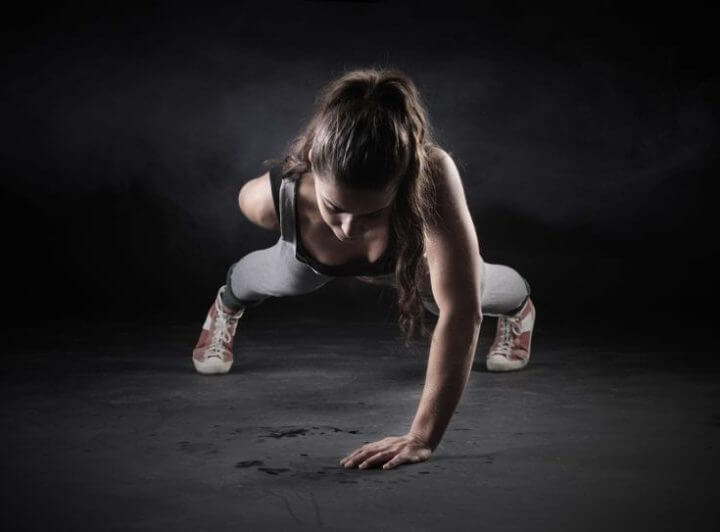 Hacer flexiones a un brazo