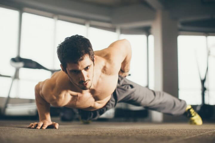 Las flexiones a una mano trabajan los tríceps