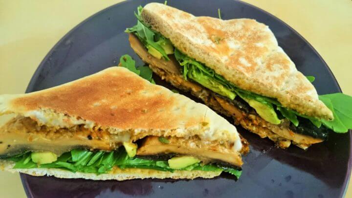 Sándwich de aguacate, huevo y espinaca